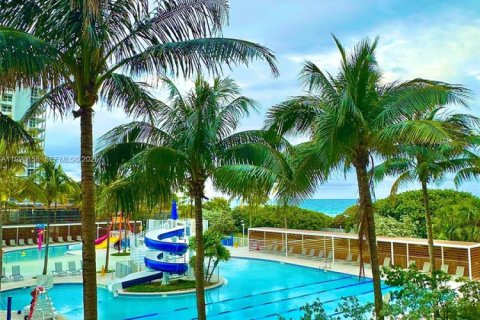 Condominio en Surfside, Florida, 2 dormitorios  № 2055018