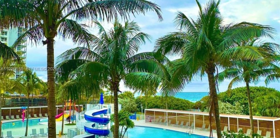 Condominio en Surfside, Florida, 2 dormitorios  № 2055018