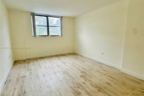 Condominio en alquiler en Surfside, Florida, 2 dormitorios, 95.13 m2 № 2055018 - foto 9