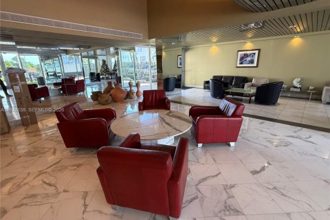 Condominio en alquiler en Surfside, Florida, 2 dormitorios, 95.13 m2 № 2055018 - foto 13