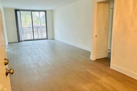 Condominio en alquiler en Surfside, Florida, 2 dormitorios, 95.13 m2 № 2055018 - foto 2