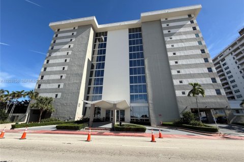 Condominio en alquiler en Surfside, Florida, 2 dormitorios, 95.13 m2 № 2055018 - foto 11