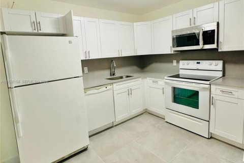 Condominio en alquiler en Surfside, Florida, 2 dormitorios, 95.13 m2 № 2055018 - foto 7