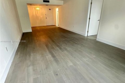 Condominio en alquiler en Surfside, Florida, 2 dormitorios, 95.13 m2 № 2055018 - foto 3