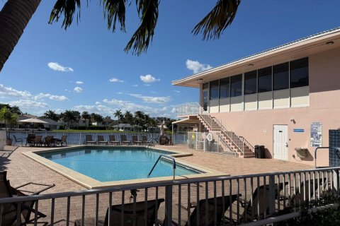 Condominio en Hallandale Beach, Florida, 2 dormitorios  № 2429792