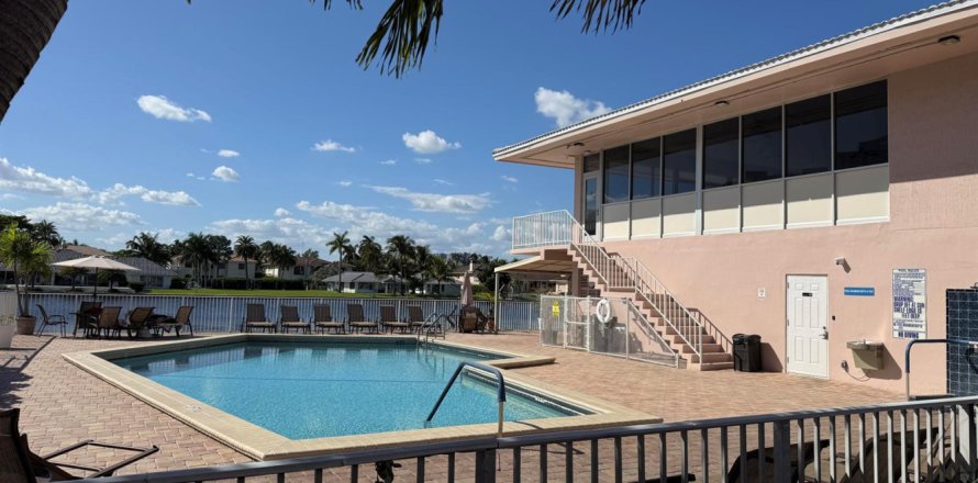 Condominio en Hallandale Beach, Florida, 2 dormitorios № 2429792