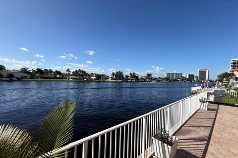 Condominio en venta en Hallandale Beach, Florida, 2 dormitorios, 101.45 m2 № 2429792 - foto 14