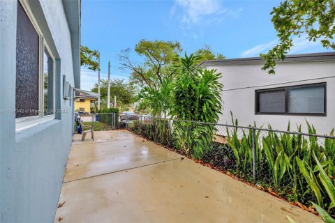 Immobilier commercial à vendre à Fort Lauderdale, Floride: 242.66 m2 № 1709293 - photo 21