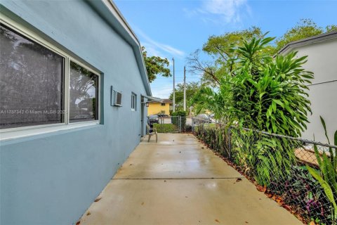 Immobilier commercial à vendre à Fort Lauderdale, Floride: 242.66 m2 № 1709293 - photo 22