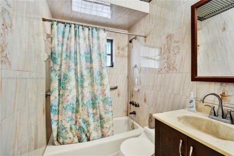 Купить виллу или дом в Майами, Флорида 3 спальни, 130.81м2, № 1955813 - фото 15