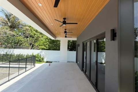 House in Miami, Florida 4 bedrooms № 2069790 - photo 13