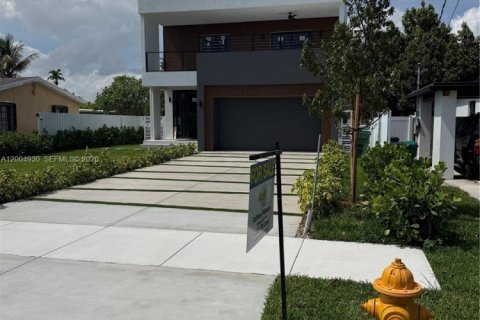 House in Miami, Florida 4 bedrooms № 2069790 - photo 2