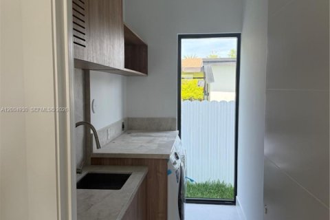 House in Miami, Florida 4 bedrooms № 2069790 - photo 7