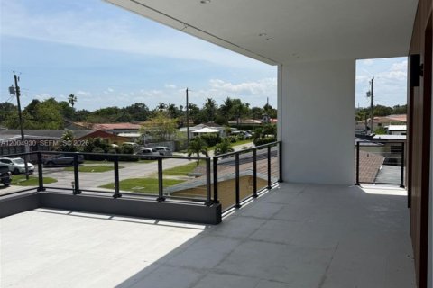 House in Miami, Florida 4 bedrooms № 2069790 - photo 18
