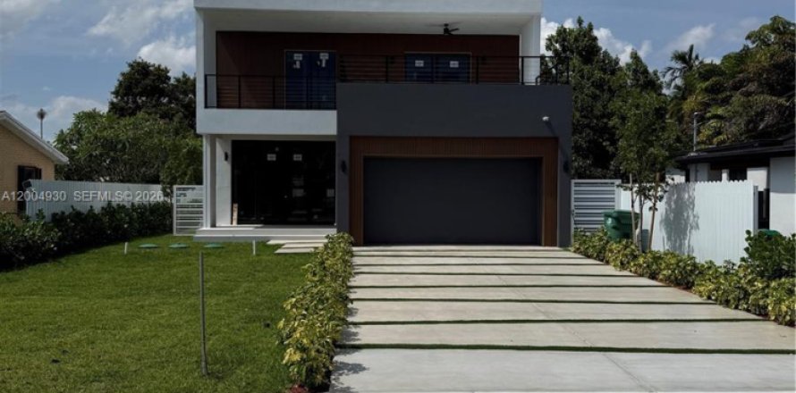 House in Miami, Florida 4 bedrooms № 2069790