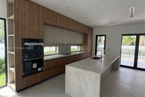 House in Miami, Florida 4 bedrooms № 2069790 - photo 10