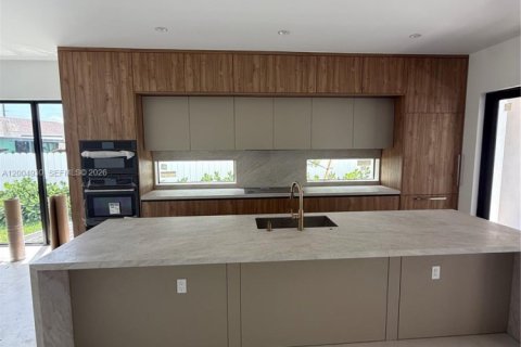 House in Miami, Florida 4 bedrooms № 2069790 - photo 11