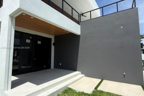 House in Miami, Florida 4 bedrooms № 2069790 - photo 4