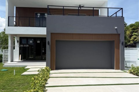 House in Miami, Florida 4 bedrooms № 2069790 - photo 3