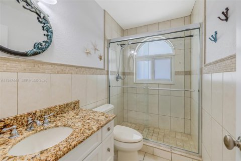 House in Key Largo, Florida 4 bedrooms, 180.6 sq.m. № 2003561 - photo 19