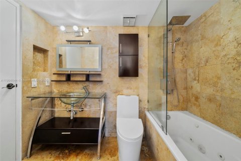 Condo in North Bay Village, Florida, 2 bedrooms  № 2013064 - photo 21