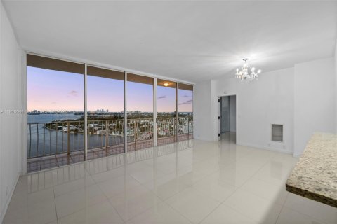 Condo in North Bay Village, Florida, 2 bedrooms  № 2013064 - photo 3