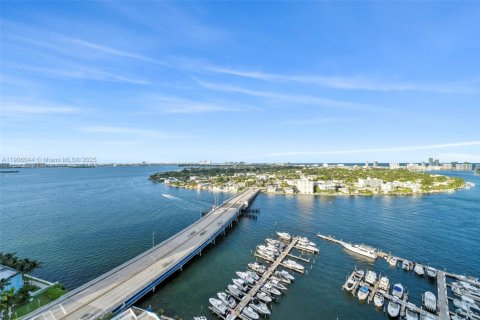 Condo in North Bay Village, Florida, 2 bedrooms  № 2013064 - photo 24