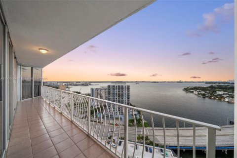 Condo in North Bay Village, Florida, 2 bedrooms  № 2013064