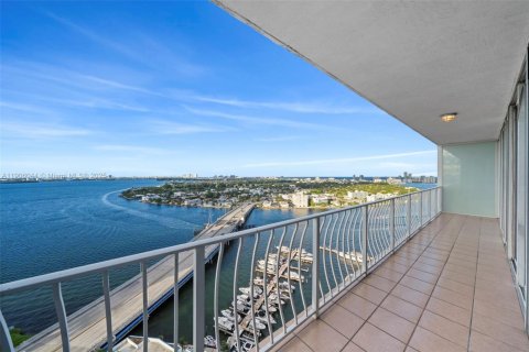 Condo in North Bay Village, Florida, 2 bedrooms  № 2013064 - photo 23