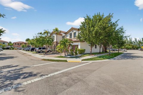 Adosado en venta en Doral, Florida, 3 dormitorios, 156.54 m2 № 2057296 - foto 2