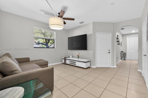Adosado en venta en Doral, Florida, 3 dormitorios, 156.54 m2 № 2057296 - foto 3