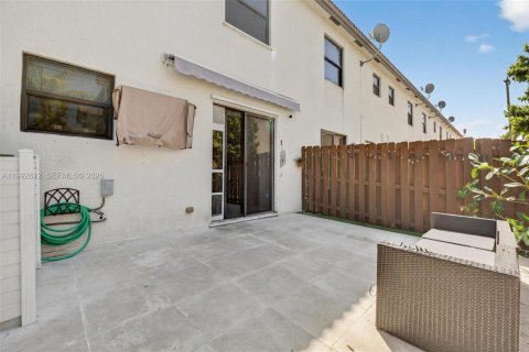 Adosado en venta en Doral, Florida, 3 dormitorios, 156.54 m2 № 2057296 - foto 17