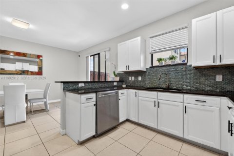 Adosado en venta en Doral, Florida, 3 dormitorios, 156.54 m2 № 2057296 - foto 12