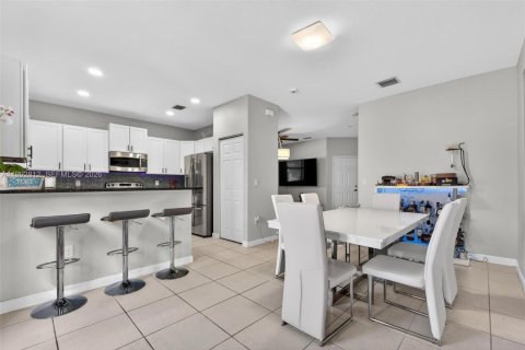 Adosado en venta en Doral, Florida, 3 dormitorios, 156.54 m2 № 2057296 - foto 9