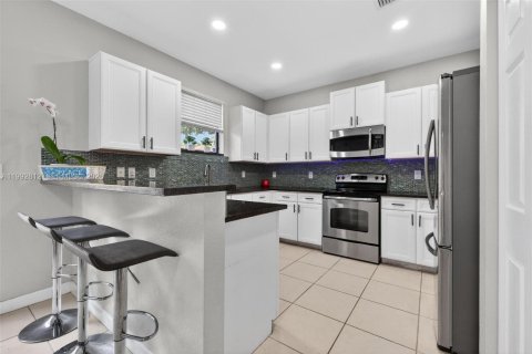 Adosado en venta en Doral, Florida, 3 dormitorios, 156.54 m2 № 2057296 - foto 10