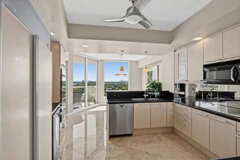 Condo in Fort Lauderdale, Florida, 2 bedrooms № 2407927 - photo 12