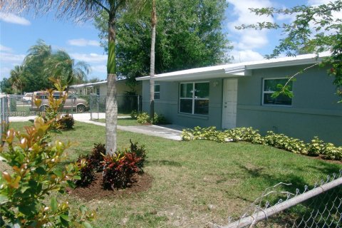 House in Indiantown, Florida 3 bedrooms, 140.47 sq.m. № 2069241