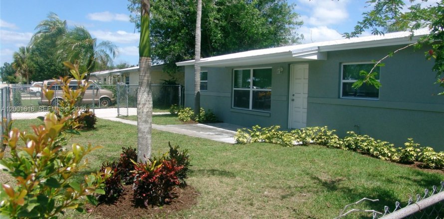 House in Indiantown, Florida 3 bedrooms, 140.47 sq.m. № 2069241