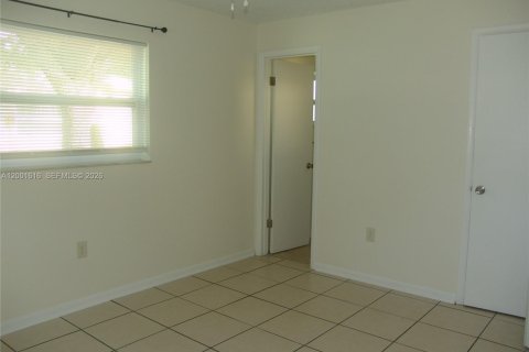 House in Indiantown, Florida 3 bedrooms, 140.47 sq.m. № 2069241 - photo 10