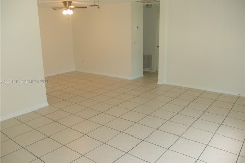 House in Indiantown, Florida 3 bedrooms, 140.47 sq.m. № 2069241 - photo 19