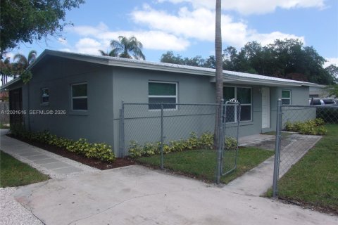 House in Indiantown, Florida 3 bedrooms, 140.47 sq.m. № 2069241 - photo 2