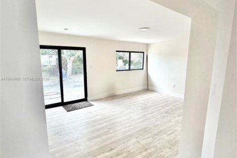 Casa en venta en Miami Gardens, Florida, 4 dormitorios, 155.89 m2 № 2023472 - foto 4