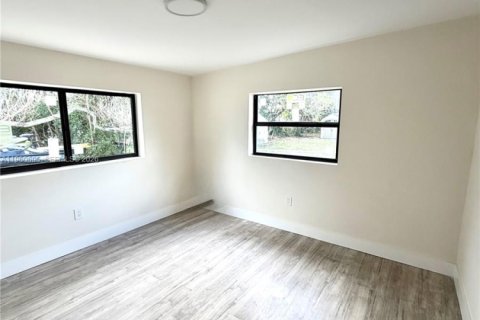 Casa en venta en Miami Gardens, Florida, 4 dormitorios, 155.89 m2 № 2023472 - foto 3