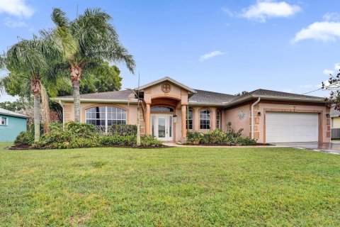 House in Port St. Lucie, Florida 3 bedrooms, 219.25 sq.m. № 2389556