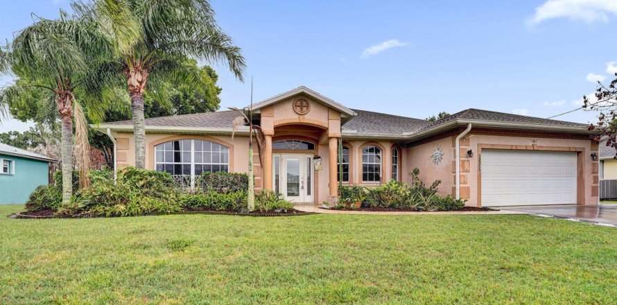 House in Port St. Lucie, Florida 3 bedrooms, 219.25 sq.m. № 2389556