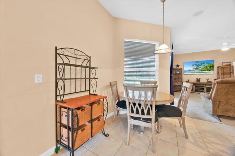 House in Apopka, Florida 5 bedrooms, 241.55 sq.m. № 1778667 - photo 11