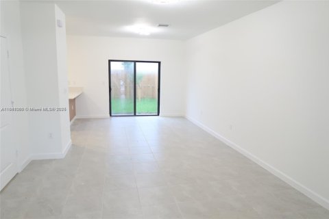 Touwnhouse à louer à Miami, Floride: 3 chambres, 123.65 m2 № 1833747 - photo 3