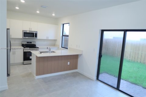 Touwnhouse à louer à Miami, Floride: 3 chambres, 123.65 m2 № 1833747 - photo 6