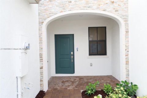 Touwnhouse à louer à Miami, Floride: 3 chambres, 123.65 m2 № 1833747 - photo 2