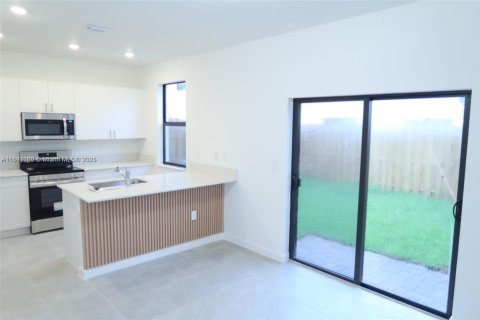Touwnhouse à louer à Miami, Floride: 3 chambres, 123.65 m2 № 1833747 - photo 5